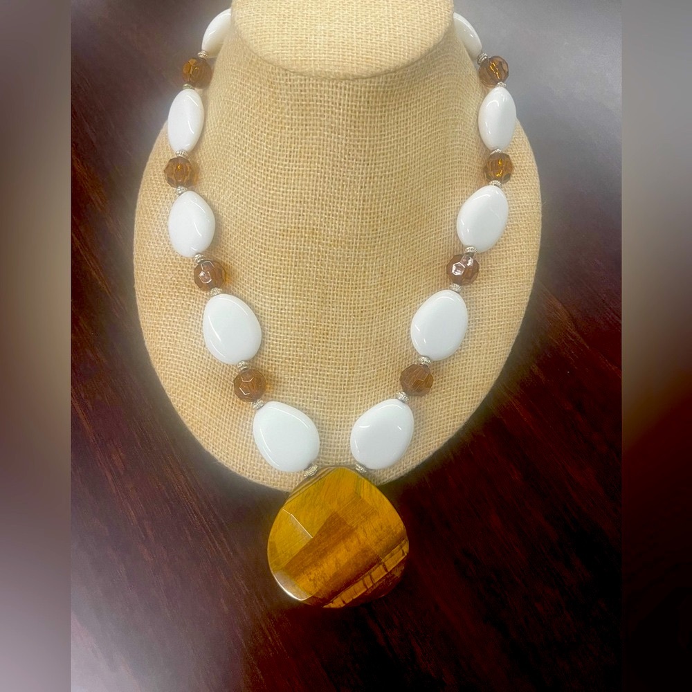NWOT Tiger’s Eye Pendant With White And Brown Beaded Chain